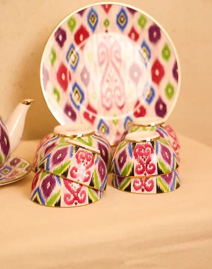 Porcelain set with adras design