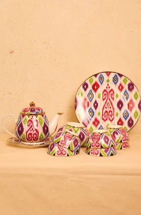 Porcelain set with adras design