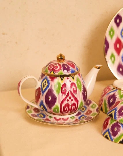 Porcelain set with adras design